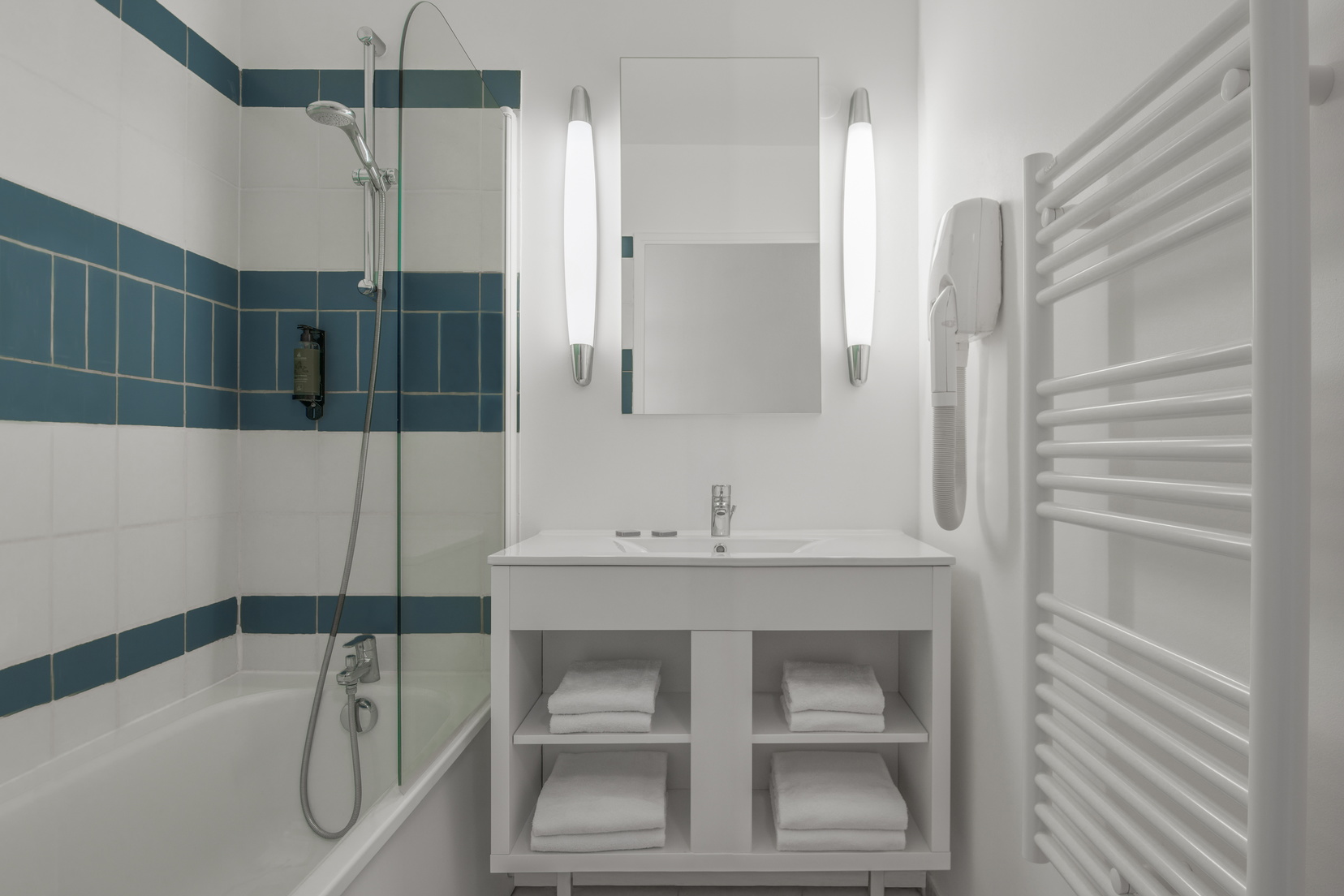 Badezimmer einer Einzimmerwohnung mit Badewanne/Dusche und Handtüchern, Wohnen auf Zeit in Paris 12