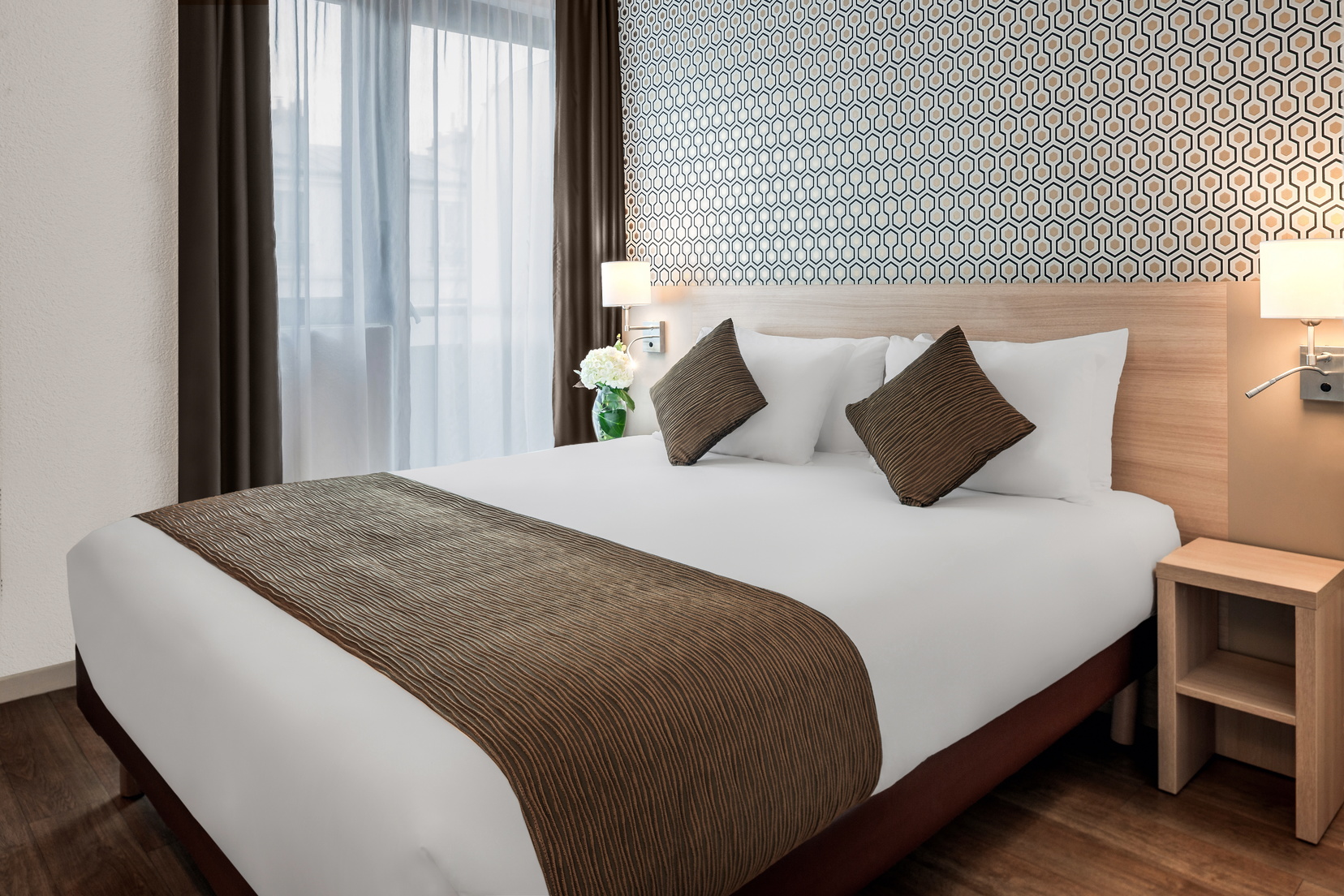 Schlafzimmer eines 1-Bedroom Apartment mit einem Doppelbett ausgestattet, Wohnen auf Zeit in Paris 12