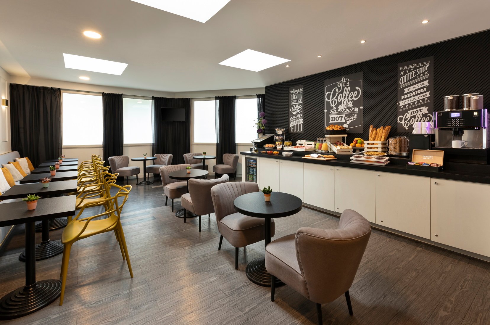 Salle de petit-déjeuner et son buffet continental, appart hotel Paris 11