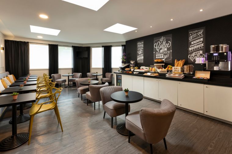 Salle de petit-déjeuner et son buffet continental, appart hotel Paris 11