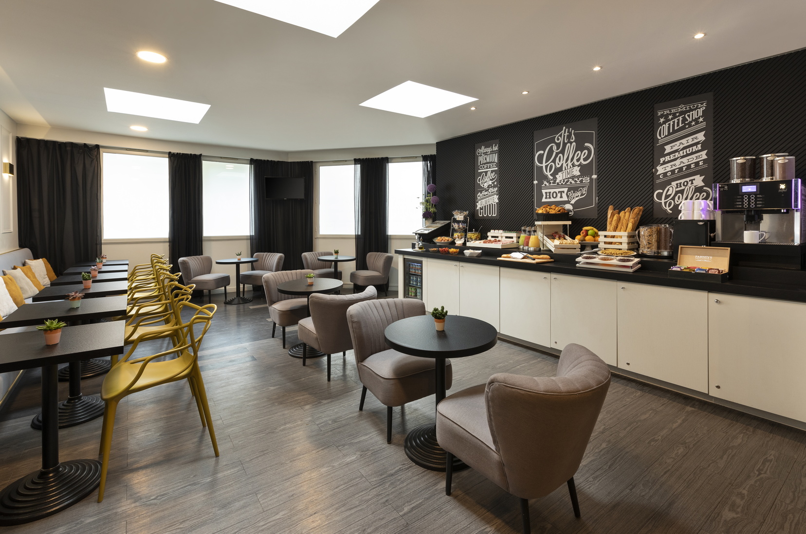 Frühstücksraum mit kontinentalem Buffet, wohnen auf Zeit in Paris 11