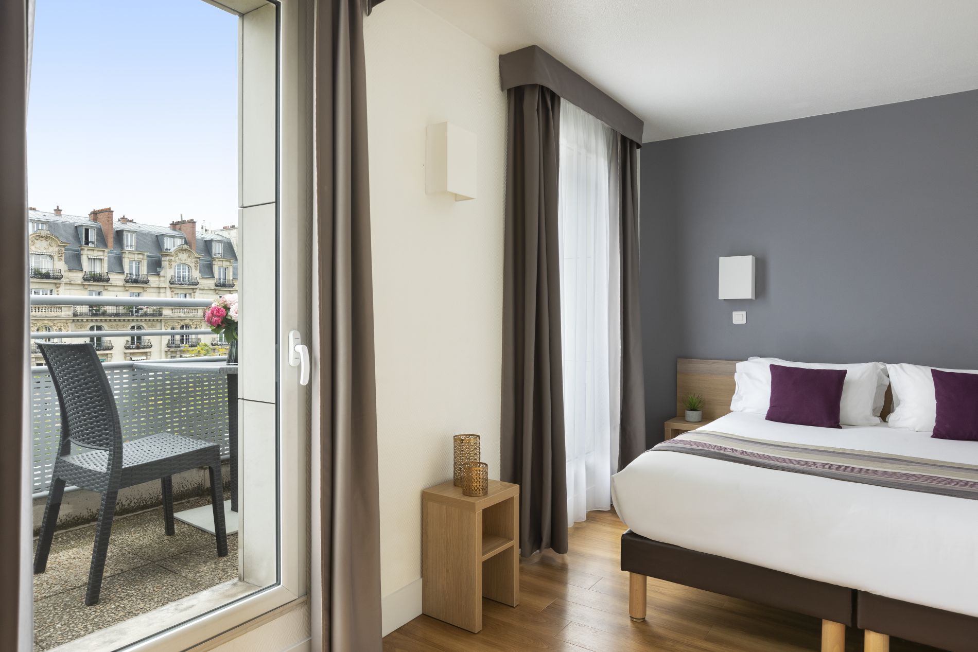 Studio Deluxe mit einem Doppelbett und einer Terrasse, wohnen auf Zeit in Paris 11