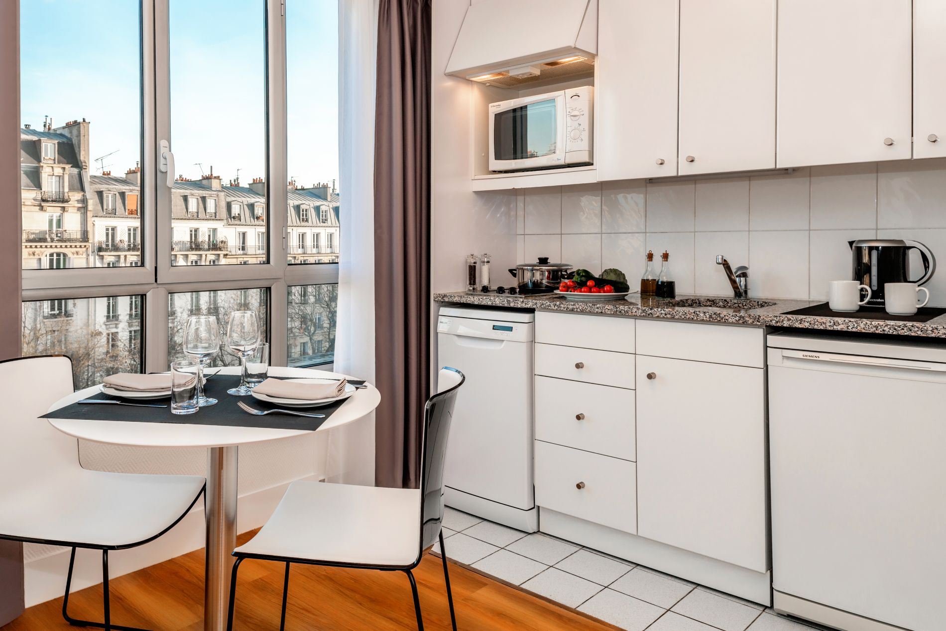 Vollständig ausgestattete Küche eines Studio Deluxe, wohnen auf Zeit in Paris 11