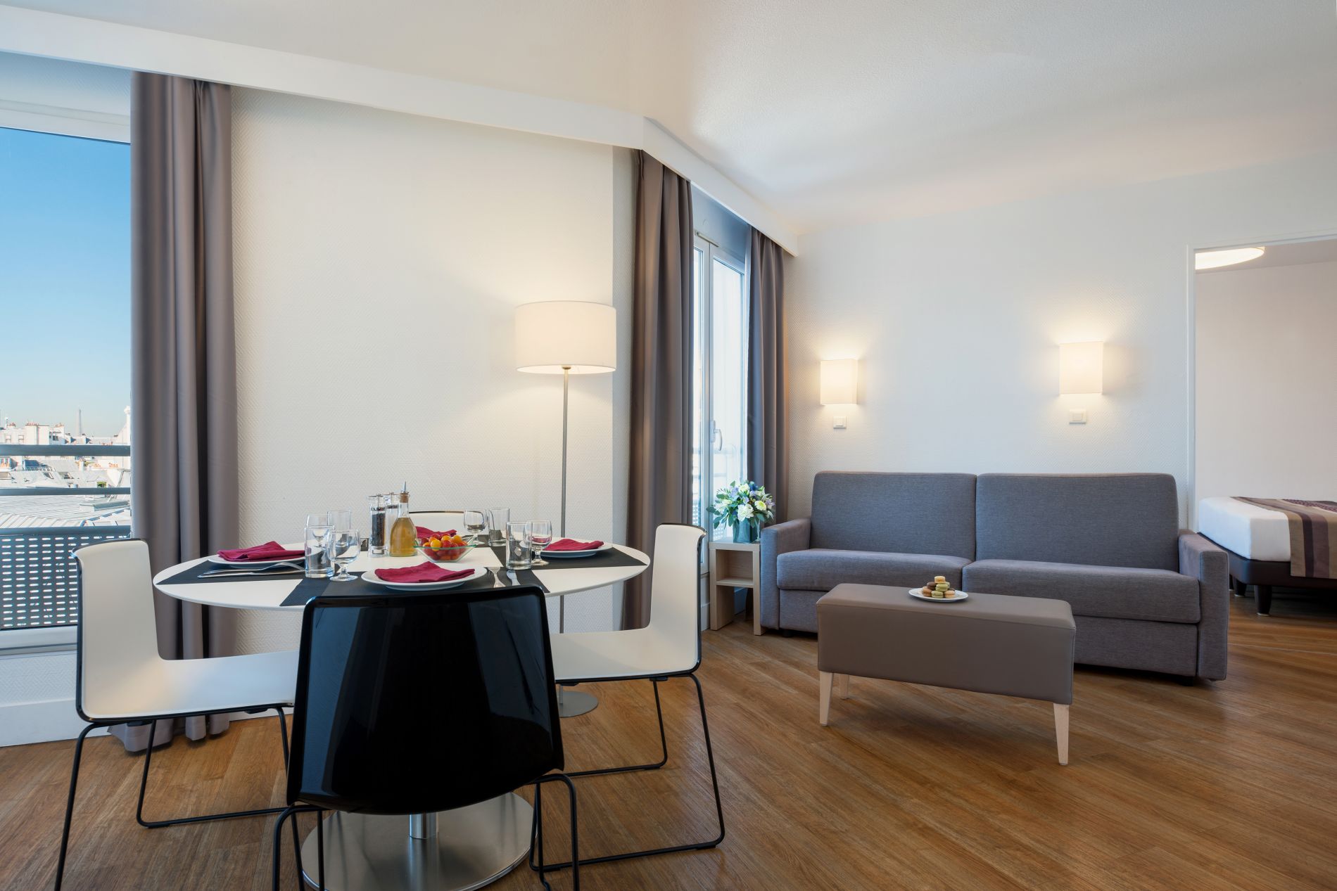 Wohnzimmer eines Apartment mit 1 Schlafzimmer mit Schlafsofa und Essbereich, wohnen auf Zeit in Paris 11