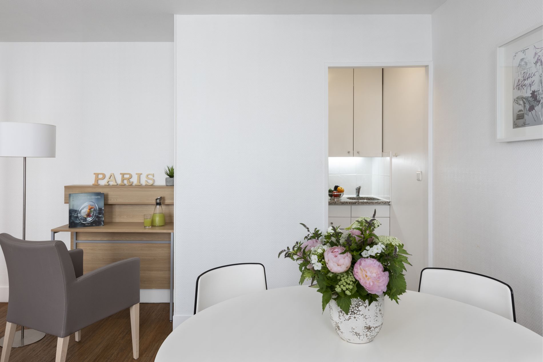 Ess- und Arbeitsbereich eines Apartment mit 1 Schlafzimmer, wohnen auf Zeit in Paris 11