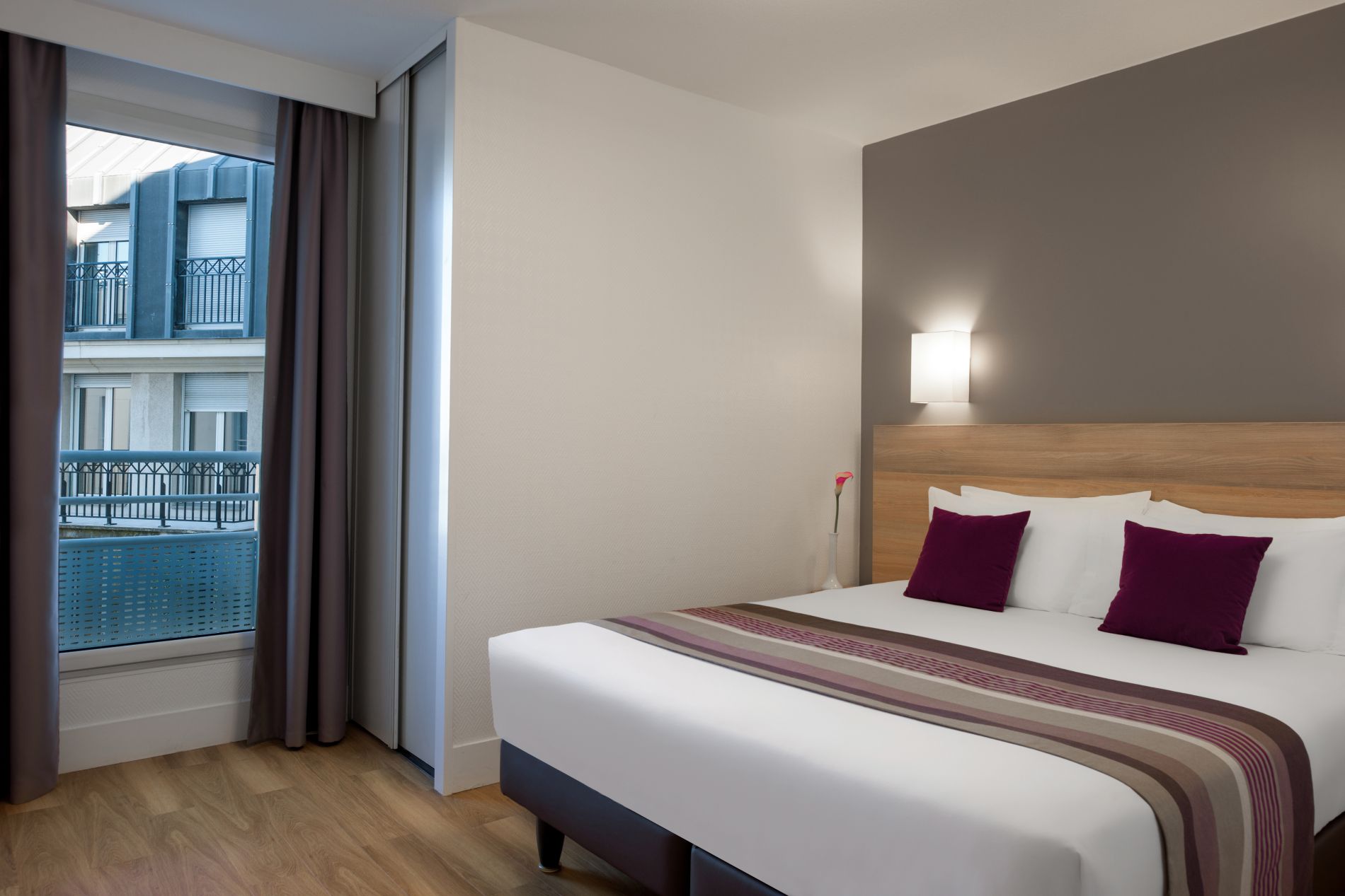 Schlafzimmer eines Apartment mit 1 Schlafzimmer mit einem Doppelbett ausgestattet, wohnen auf Zeit in Paris 11
