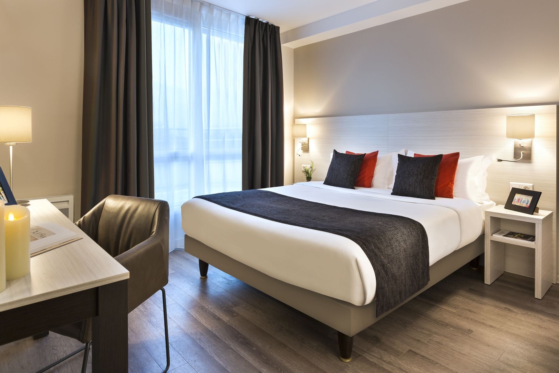Estudio equipado con una cama doble y un espacio de oficina, apart hotel Paris 18