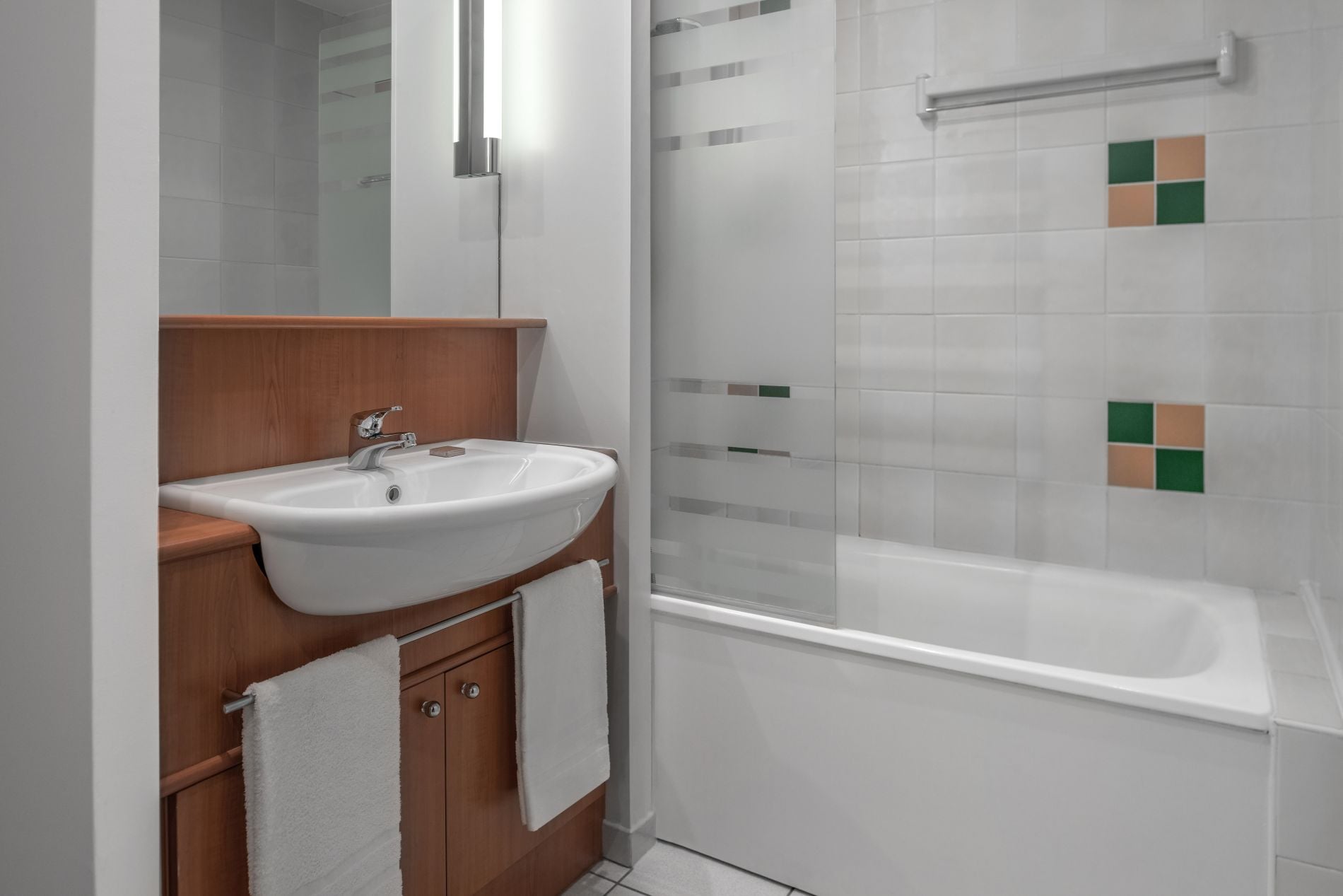 Cuarto de baño de un estudio equipado con bañera/ducha y toallas, apart hotel Paris 18