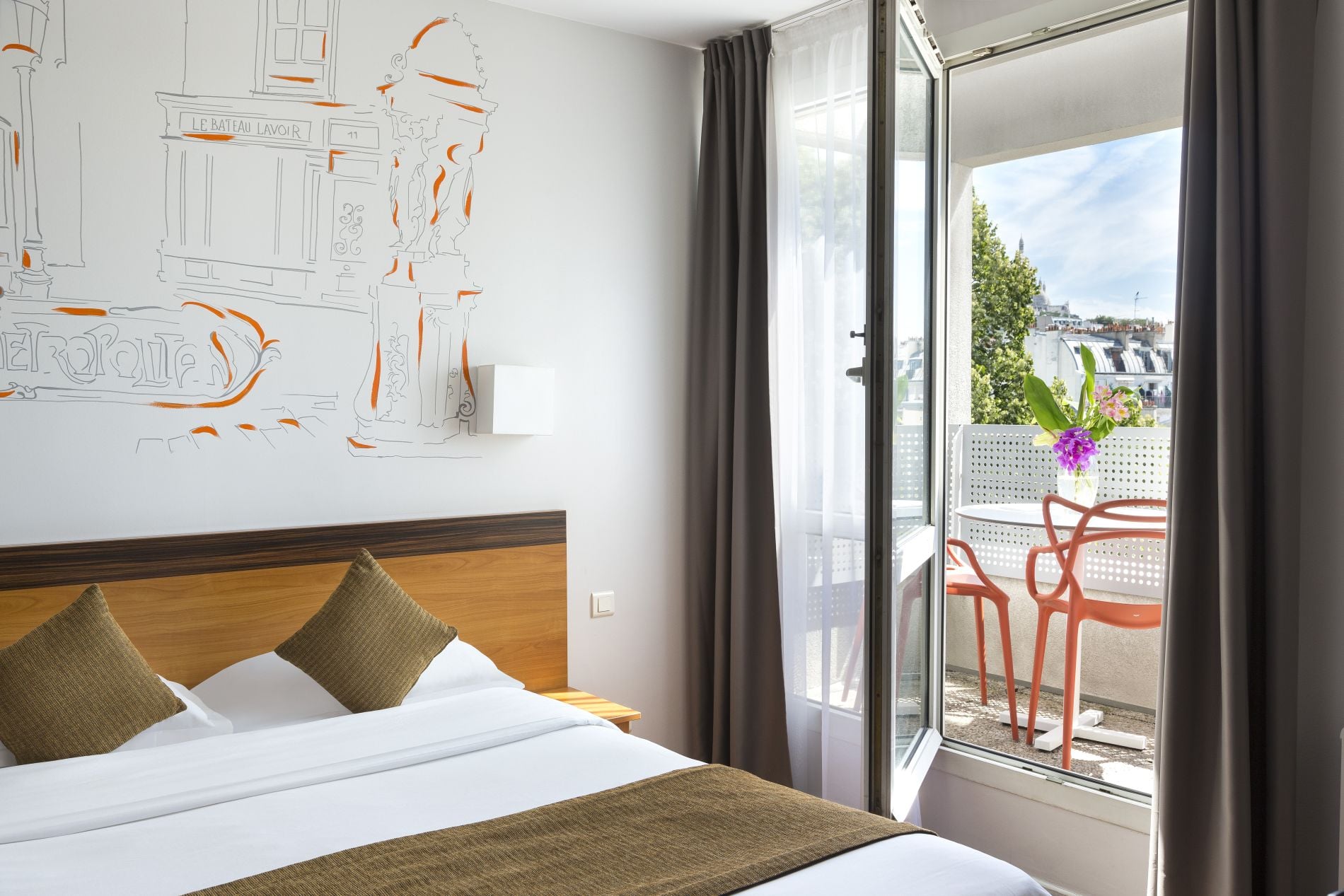 Estudio con balcón o terraza equipado con una cama doble, apart hotel Paris 18