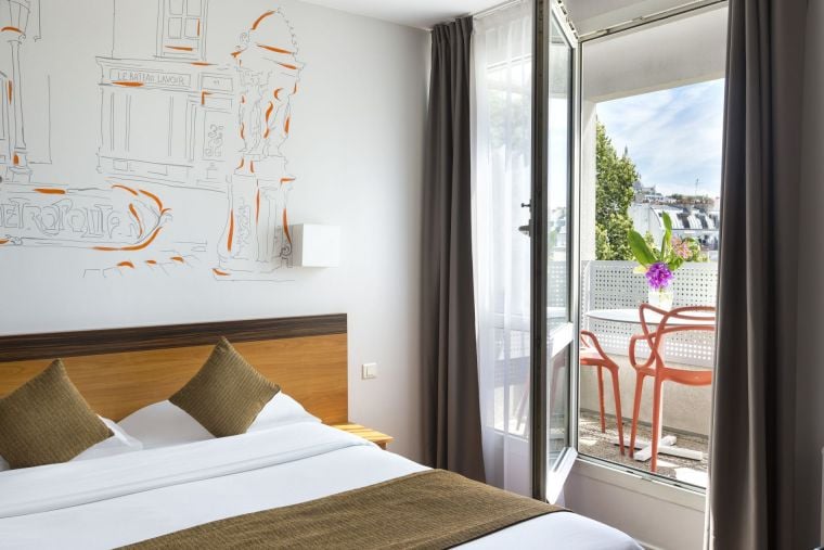 Estudio con balcón o terraza equipado con una cama doble, apart hotel Paris 18