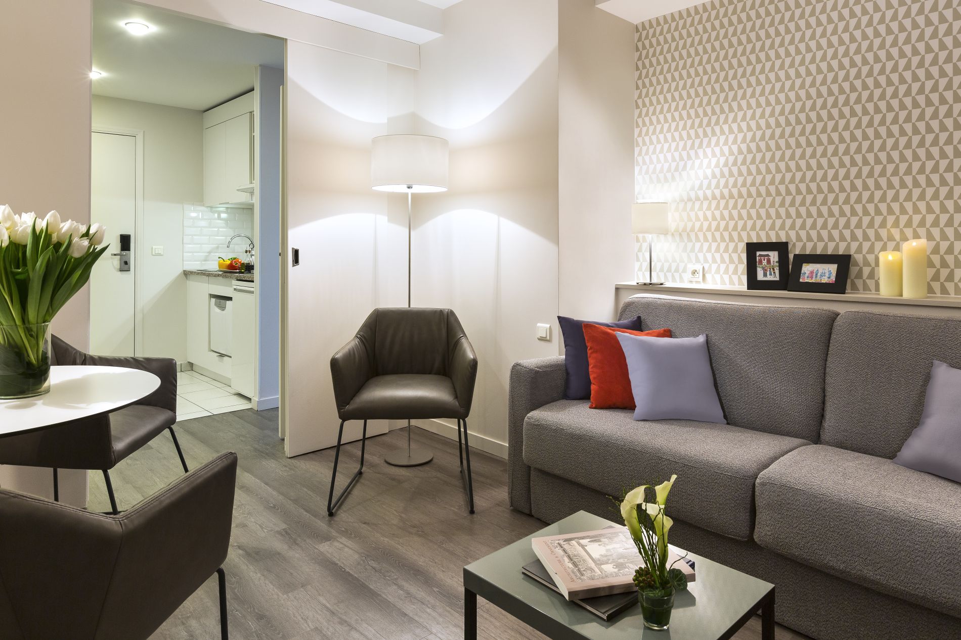 Salón de un Apartamento de un dormitorio con sofá cama y zona de comedor/cocina, apart hotel París 18