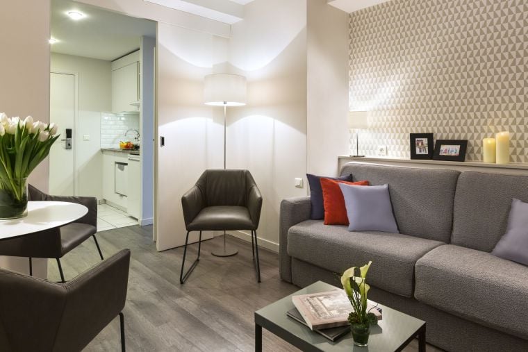 Salón de un Apartamento de un dormitorio con sofá cama y zona de comedor/cocina, apart hotel París 18
