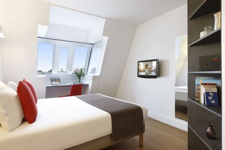 Classic Room equipped with a double bed, a desk and a television, apart hotel Paris 14