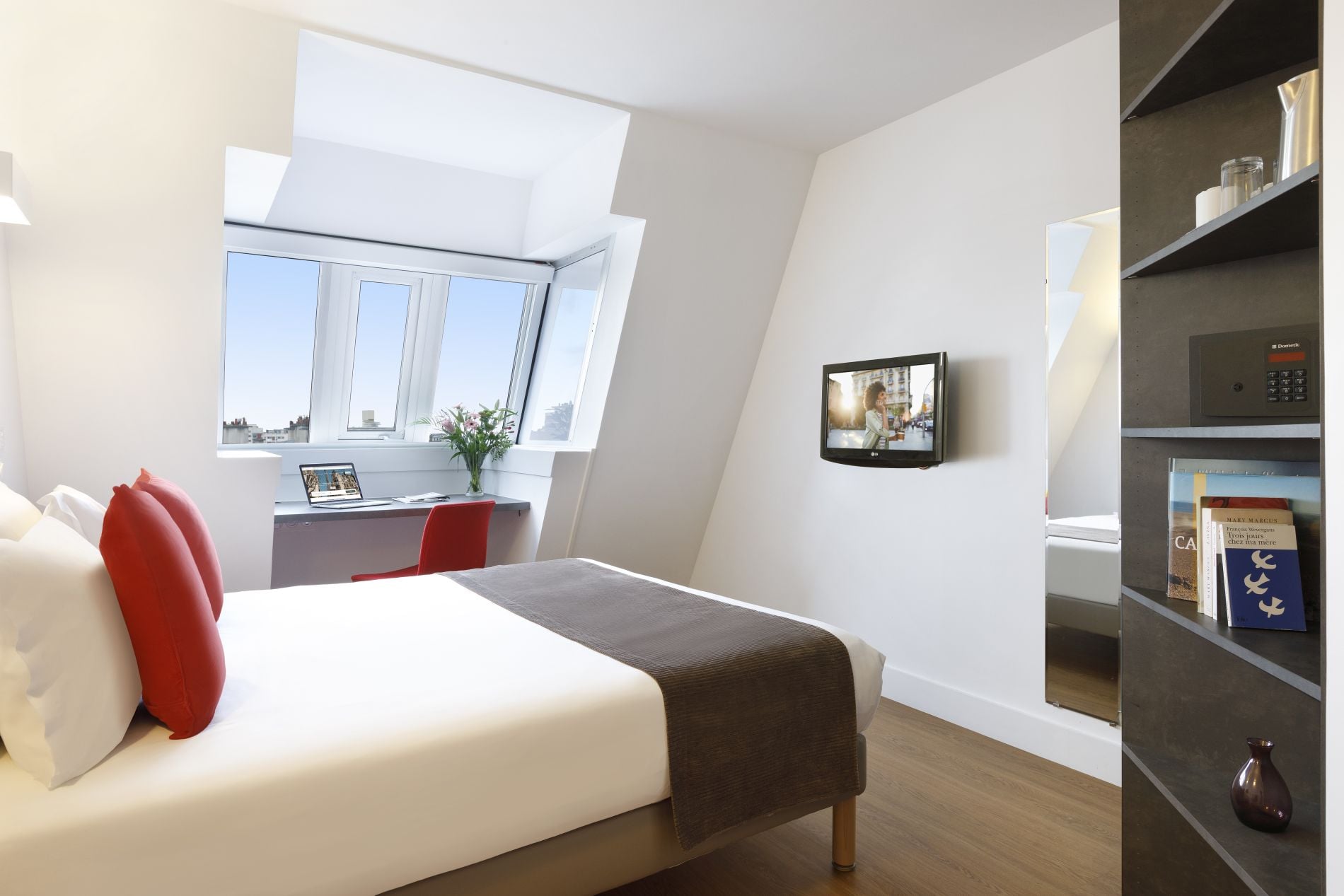 Chambre Classique équipée d'un lit double, d'un bureau et d'une télévision, appart hotel Paris 14