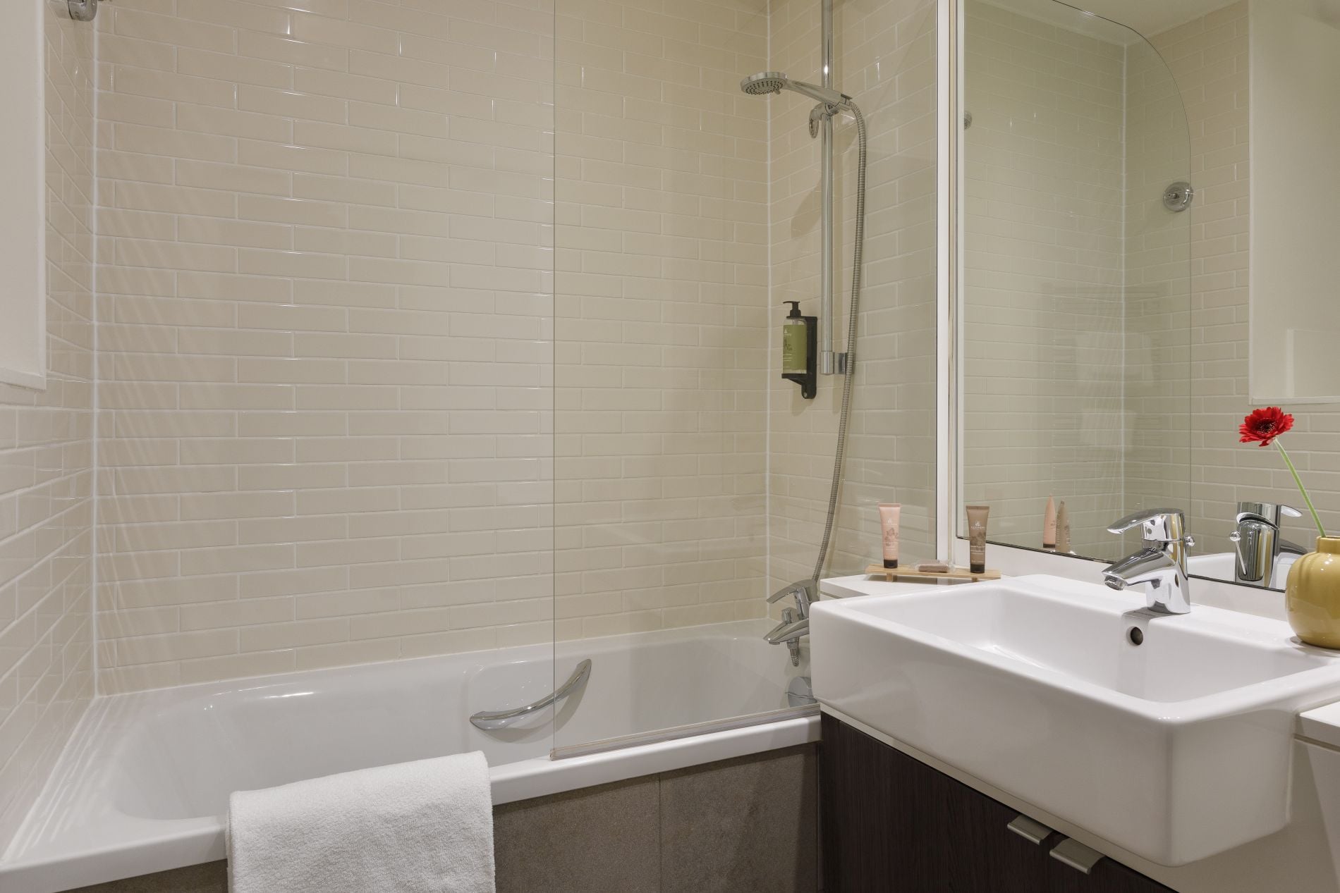 Salle de bain d'une Chambre Classique équipée d'un combiné baignoire/douche et de serviettes, appart hotel Paris 14