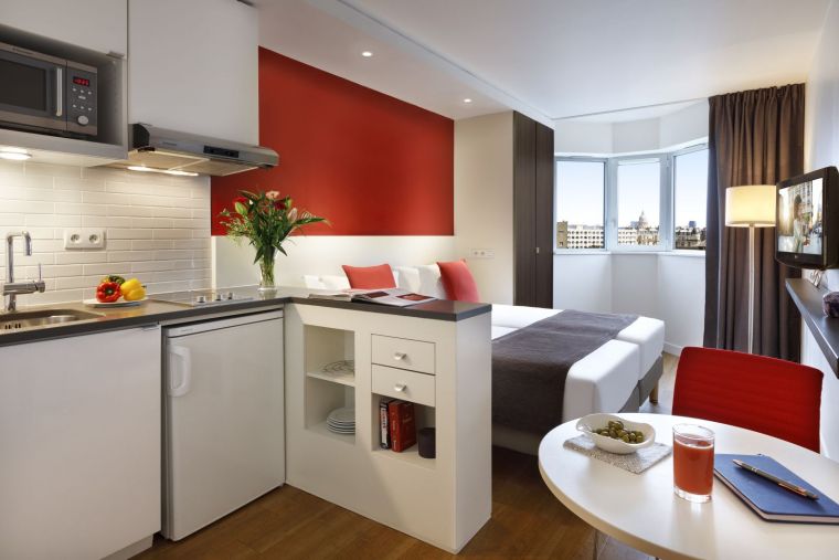 Studio équipé de deux lits simples, d'une cuisine et d'une télévision, appart hotel Paris 14