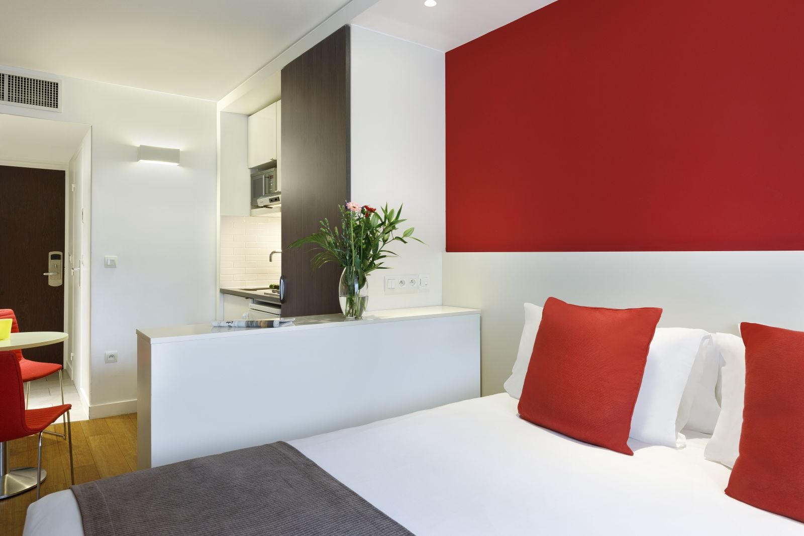 Studio équipé d'un lit double et d'une cuisine, appart hotel Paris 14