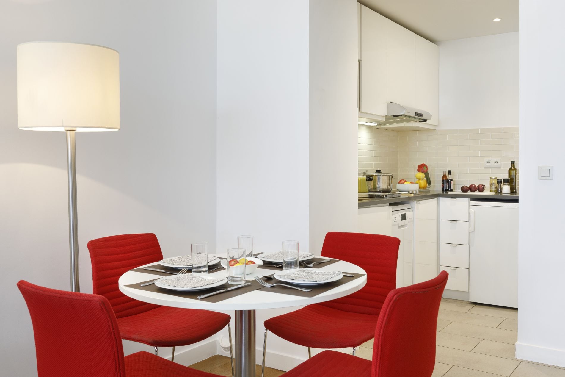 Cuisine entièrement équipée d'un Appartement 2 pièces et son espace repas, appart hotel Paris 14