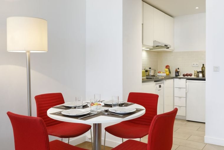 Cuisine entièrement équipée d'un Appartement 2 pièces et son espace repas, appart hotel Paris 14