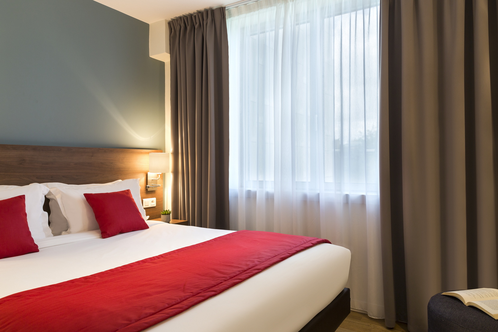 Bedroom of a 1-Bedroom Apartment equipped with a double bed, apart hotel Paris 13