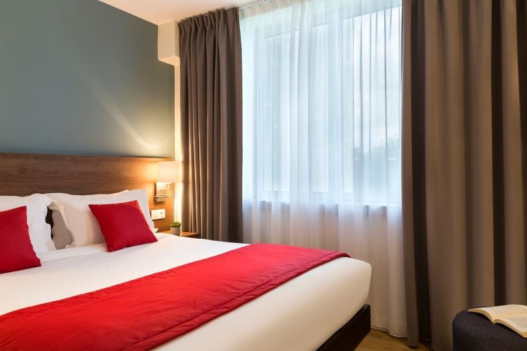 Bedroom of a 1-Bedroom Apartment equipped with a double bed, apart hotel Paris 13