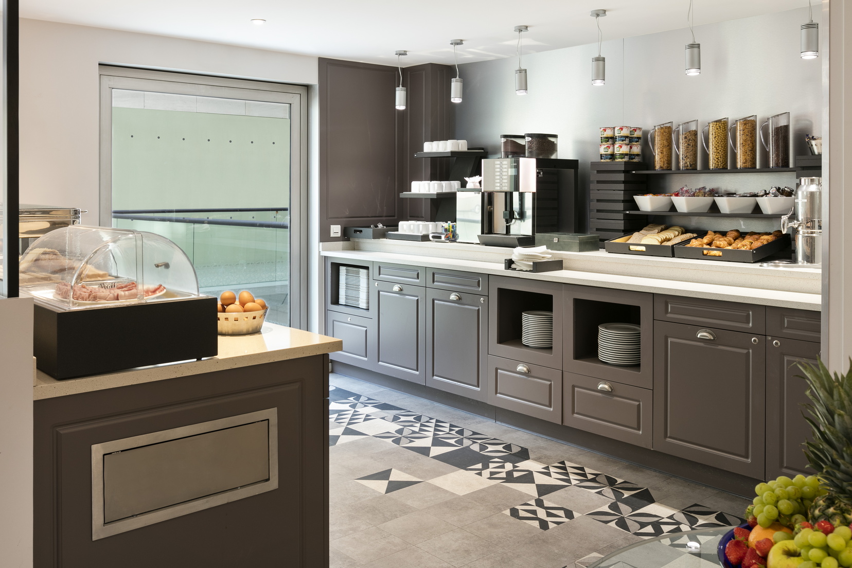 Breakfast room and its continental buffet, apart hotel Paris 13