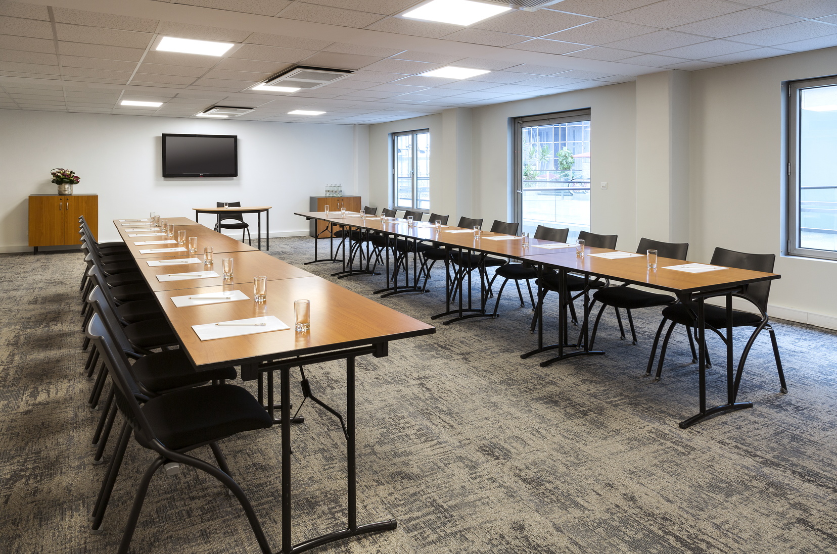 Meeting room in boardroom configuration, apart hotel Paris 13