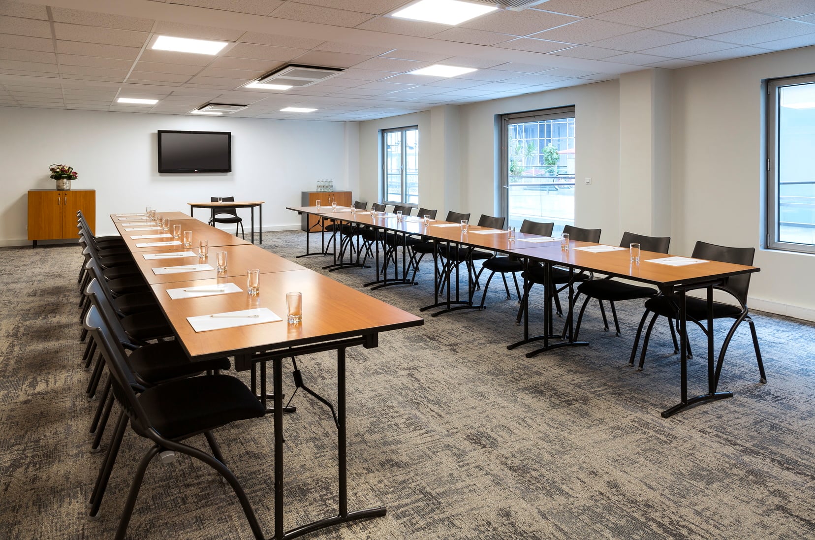 Salle de réunion en configuration conseil d'administration, appart hotel à Paris 13