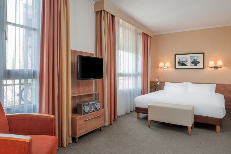 Studio equipped with a double bed and a television, apart hotel Paris 6