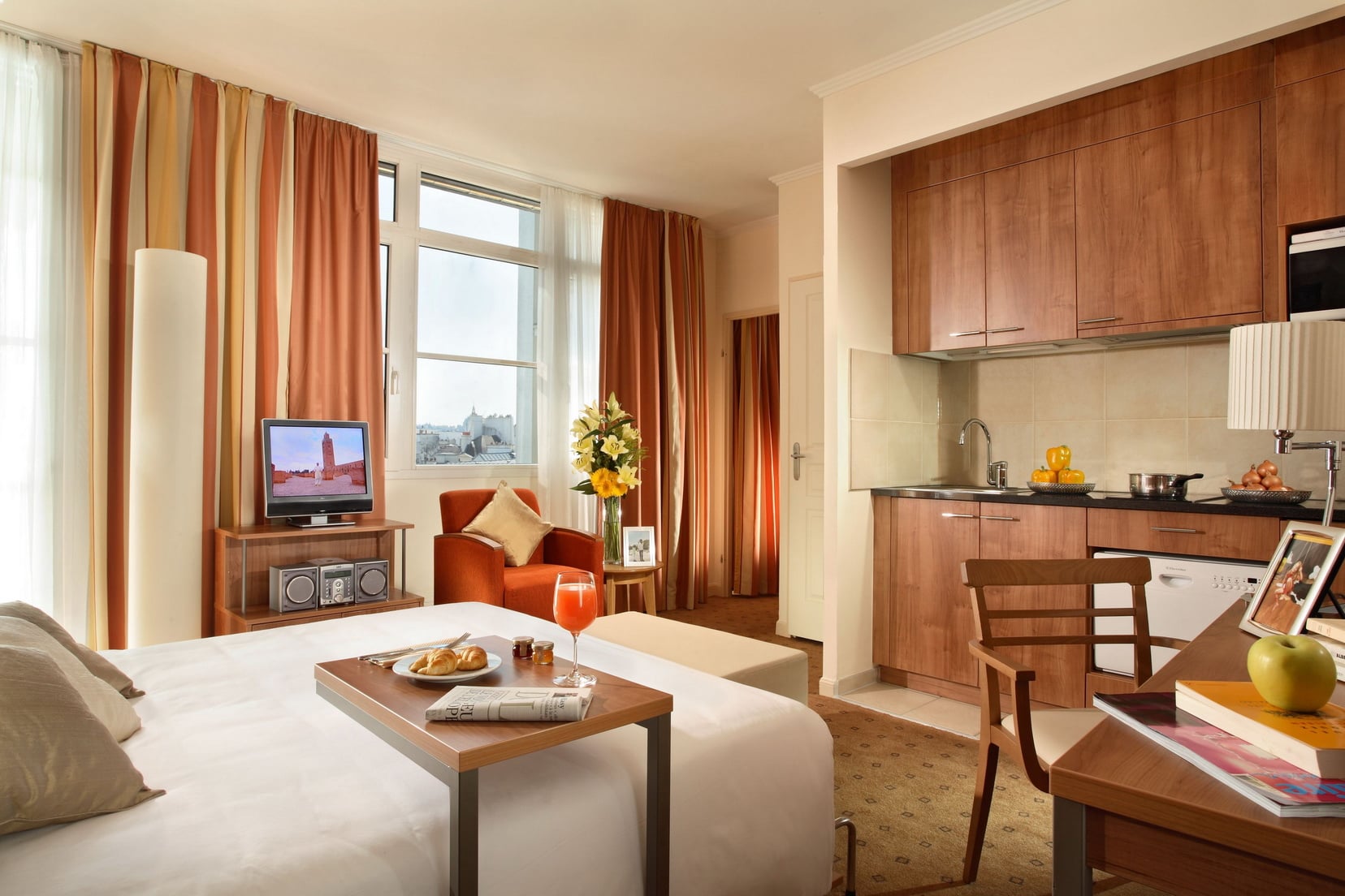 Deluxe studio with double bed, desk, kitchen and television, apart hotel Paris 6