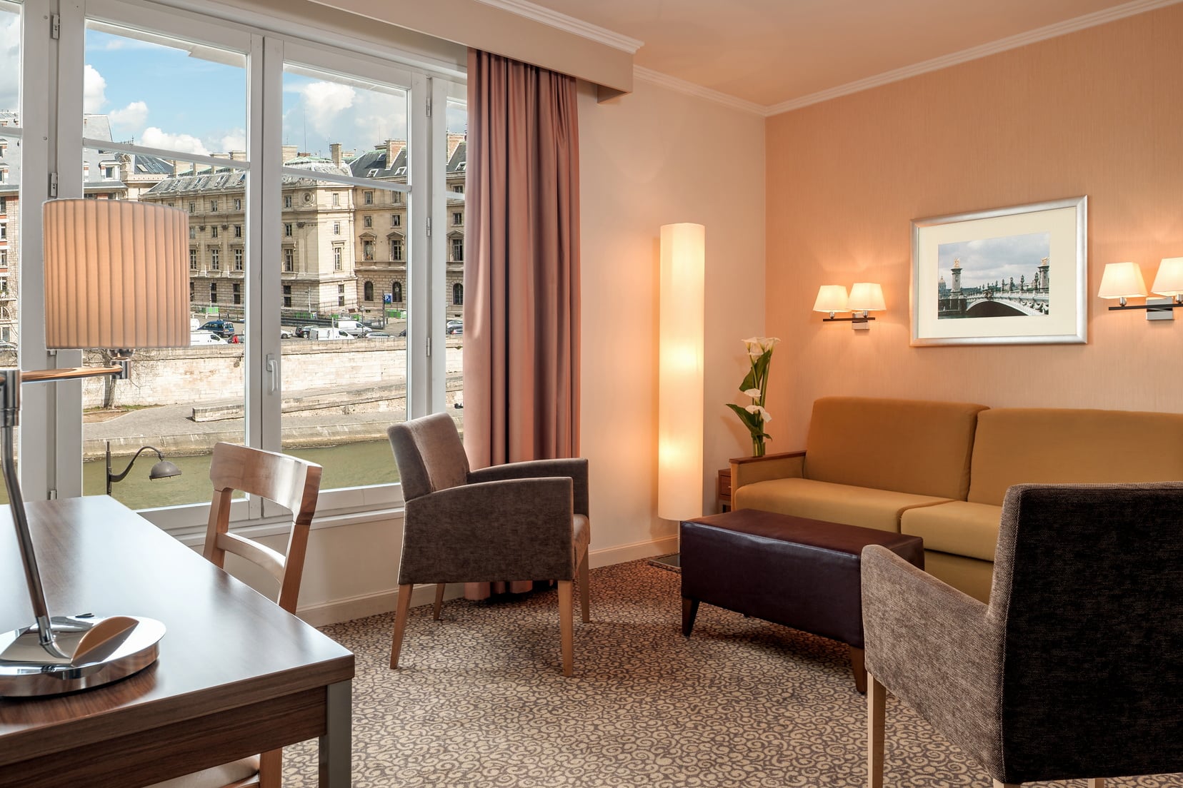 Living room of a 1-Bedroom Apartment equipped with a sofa bed and a desk, apart hotel Paris 6