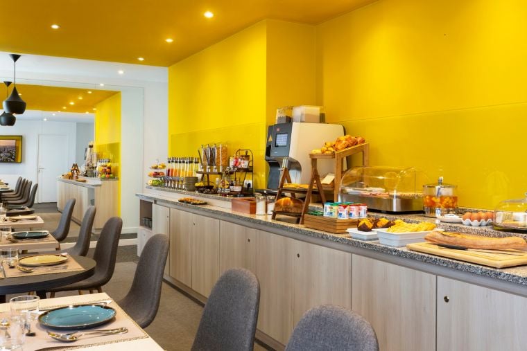 Breakfast room and its continental buffet, apart hotel Paris 15