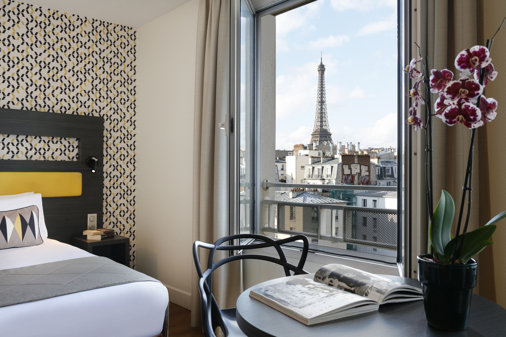 Studio Eiffel Tower view with double bed and desk, apart hotel Paris 15