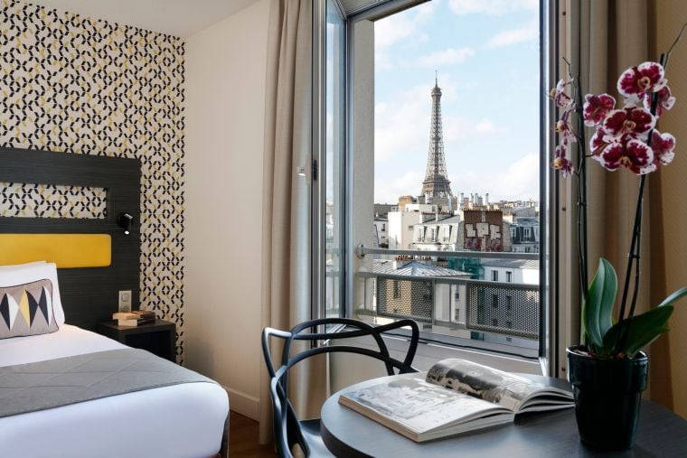 Studio Eiffel Tower view with double bed and desk, apart hotel Paris 15