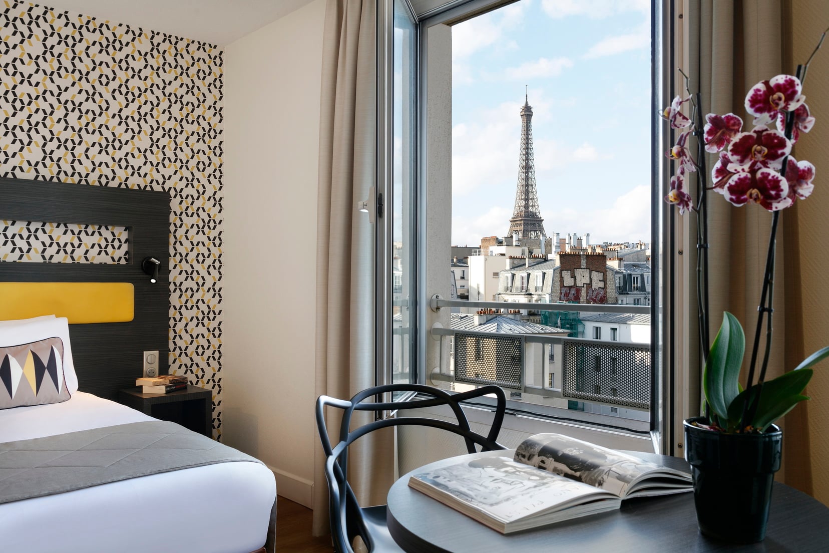 Studio mit Blick auf den Eiffelturm ausgestattet mit Doppelbett und Schreibtisch, wohnen auf Zeit in Paris 15