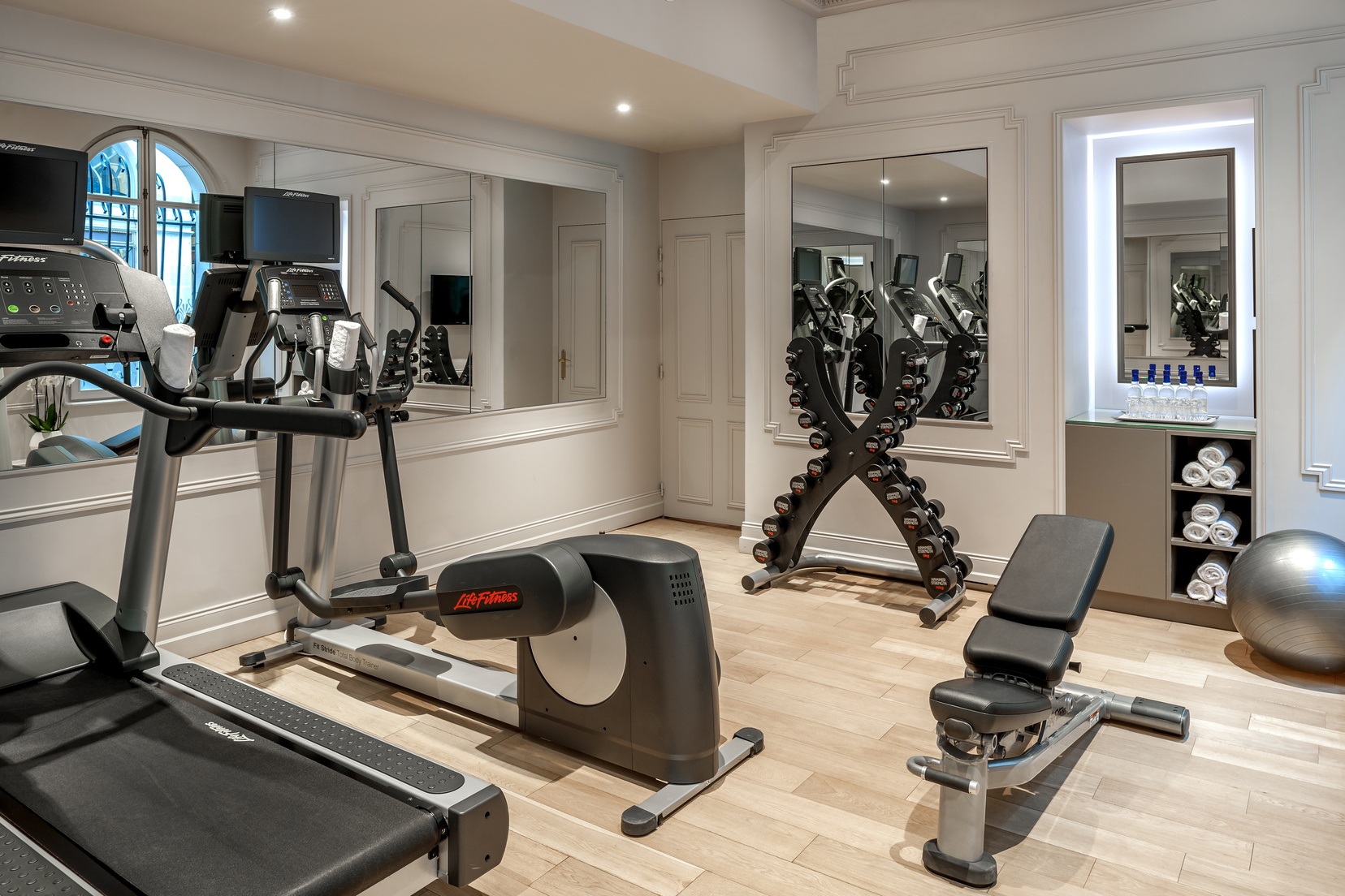 Fitnessbereich ausgestattet mit einem Laufband, Crosstrainer, Gewichten und einem Schweizer Ball, 5-Sterne-Hotel in Paris 1