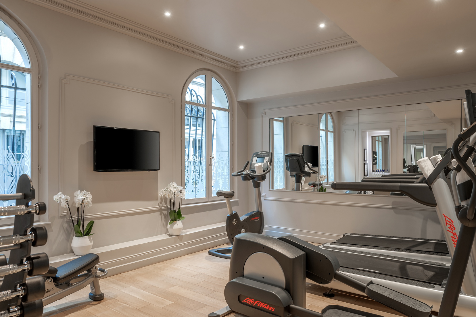 Fitnessbereich und sein Flachbildfernseher, 5-Sterne-Hotel in Paris 1