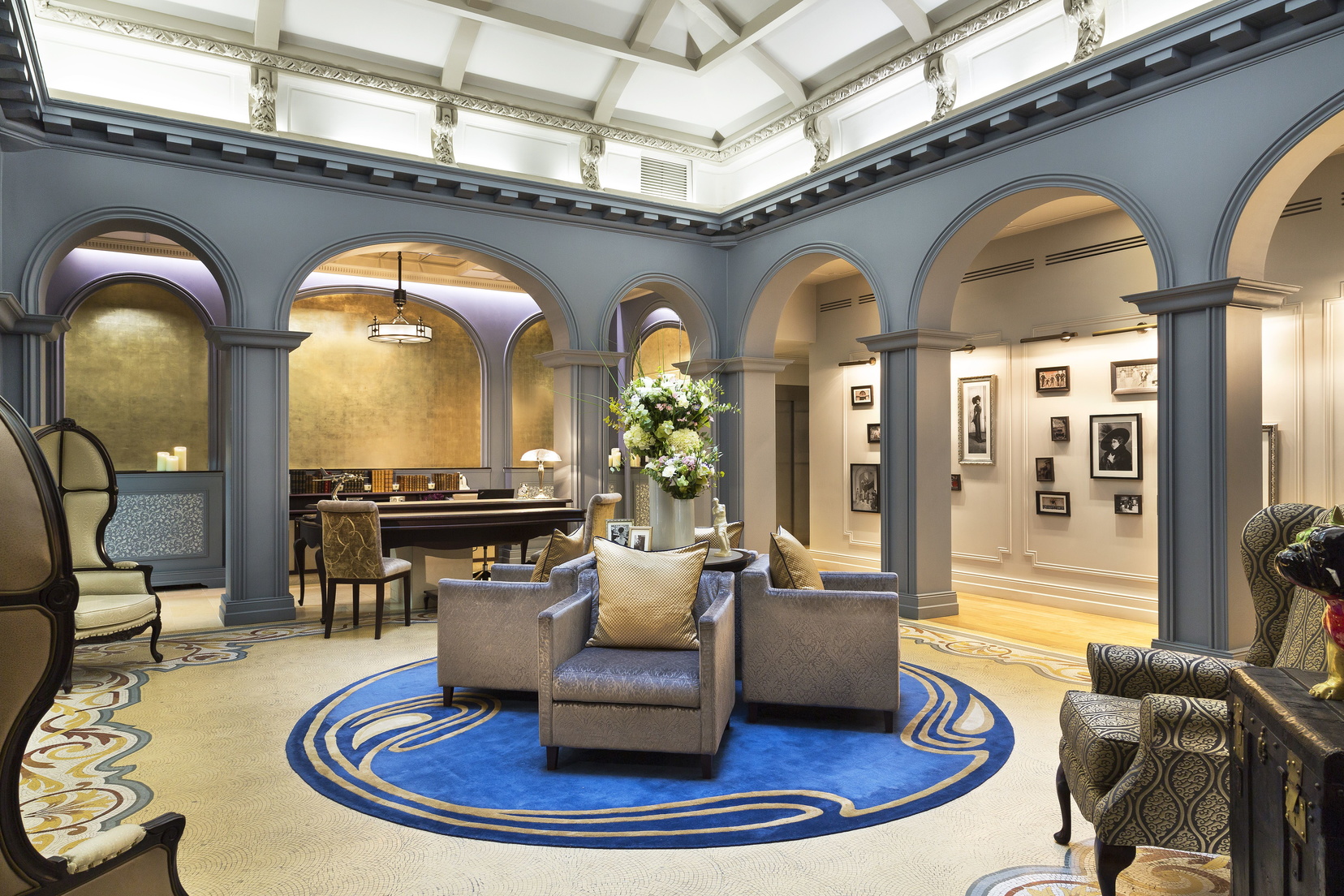 Lobby and reception area, 5 star hotel in Paris 1