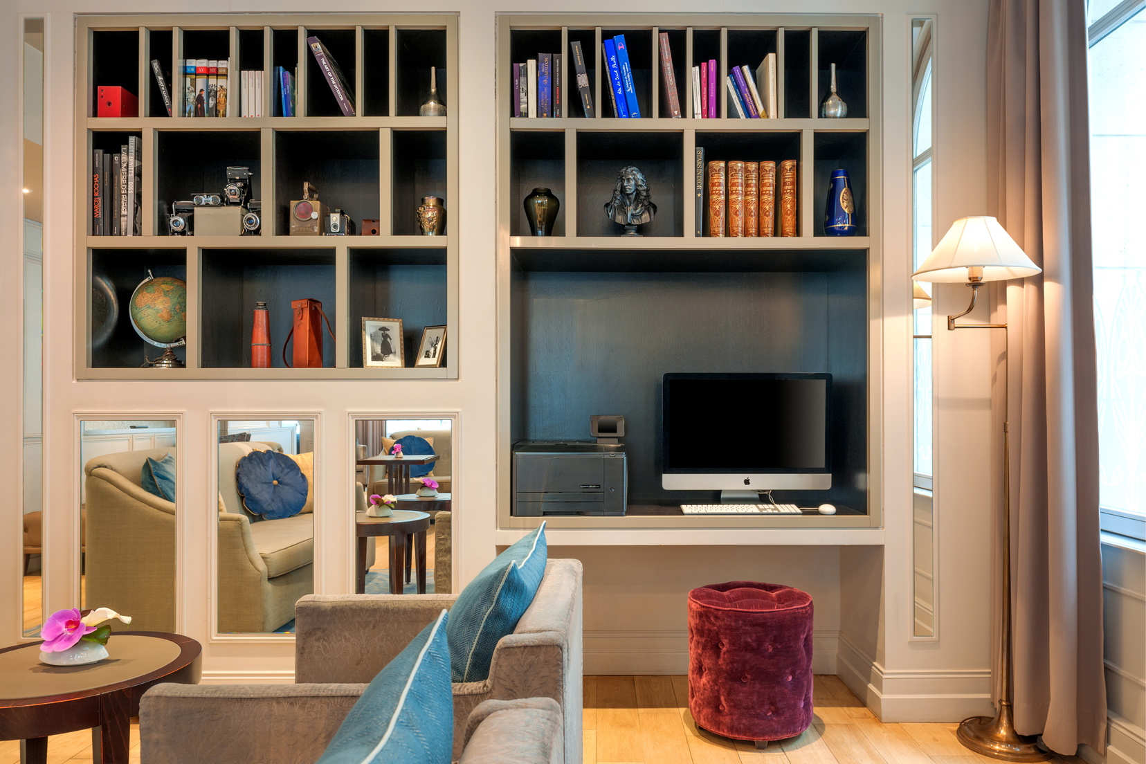 Lounge area with computer with high-speed Wi-fi, 5-star hotel in Paris 1
