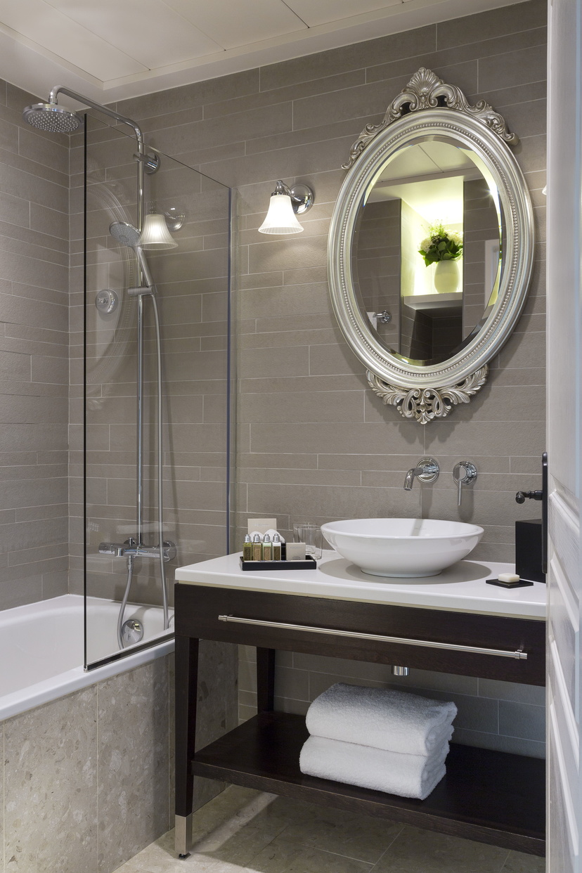 Bathroom of the Premiere Suite equipped with a shower and towels, 5 star hotel in Paris 1