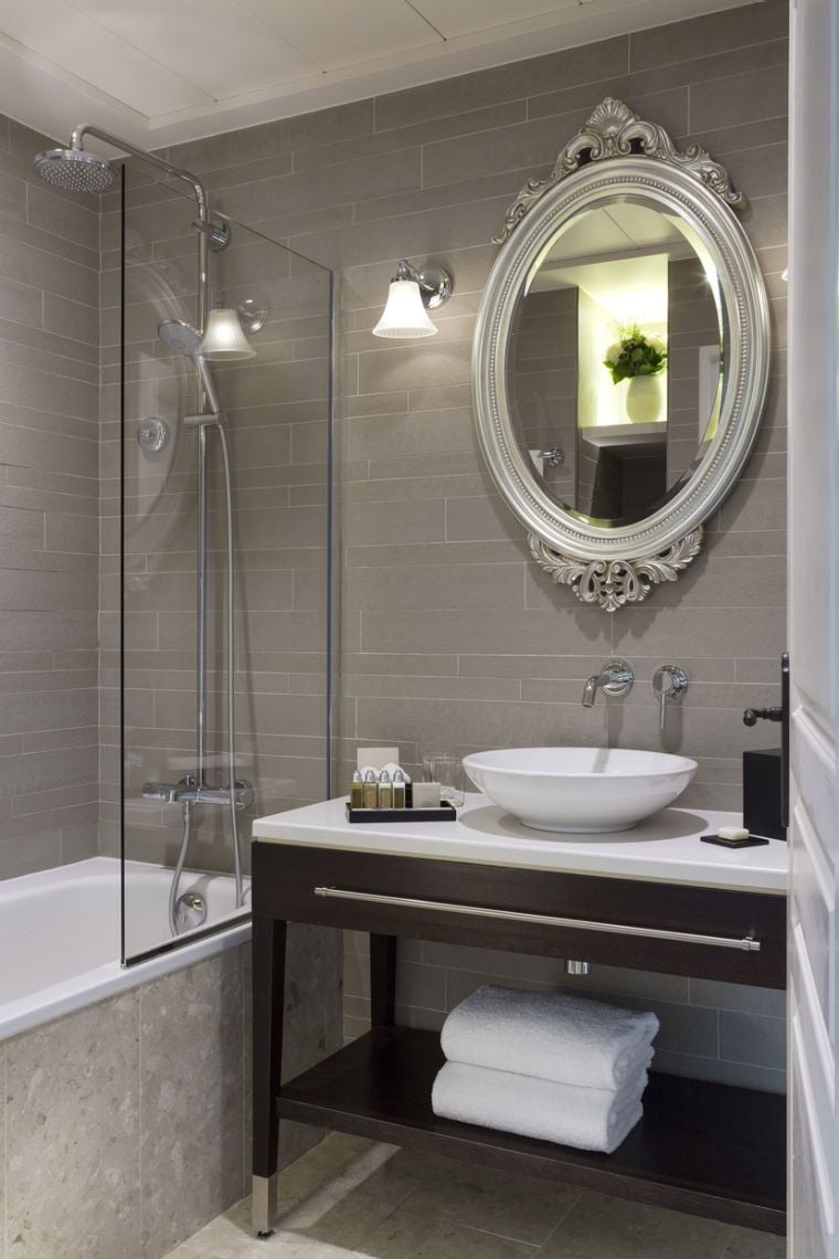 Bathroom of the Premiere Suite equipped with a shower and towels, 5 star hotel in Paris 1
