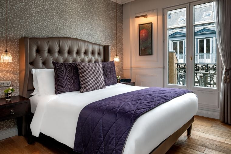 Exclusive Suite and its bedroom equipped with a large double bed, 5 star hotel in Paris 1