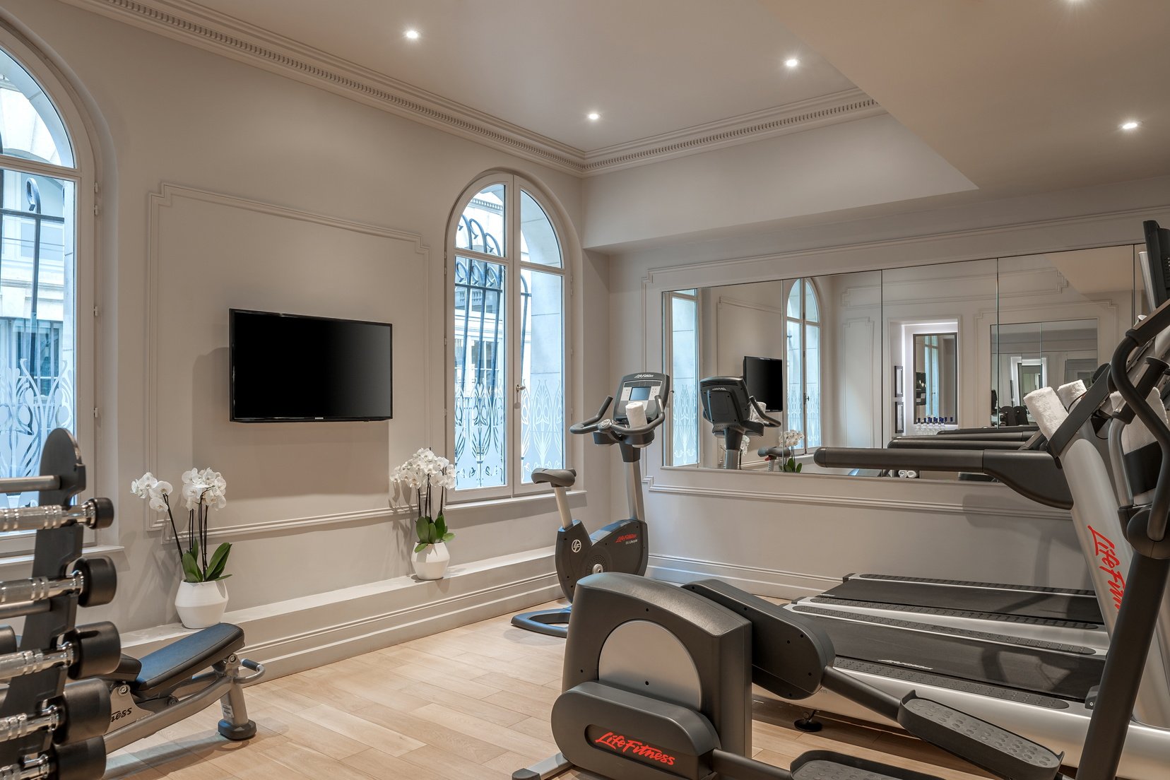 Fitness area and its flat screen television, 5 star hotel in Paris 1