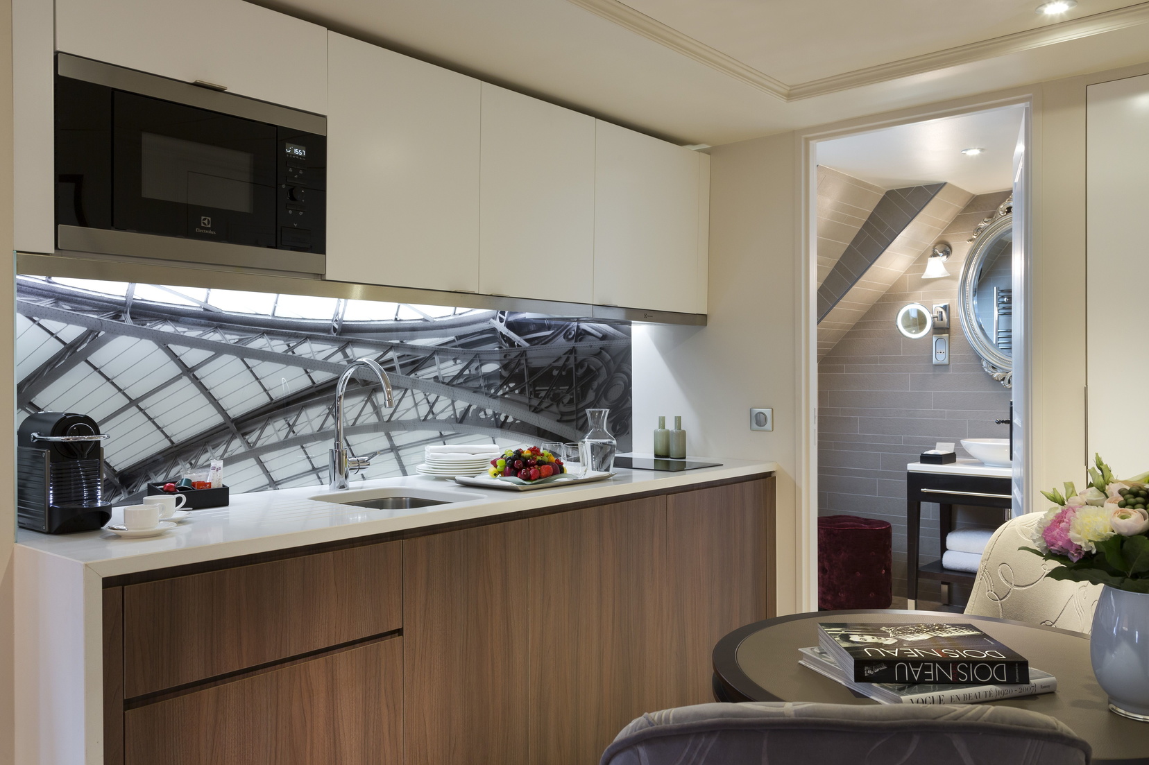 Premiere Suite ausgestattet mit einer voll ausgestatteten Küche und einem Badezimmer, 5-Sterne-Hotel in Paris 1