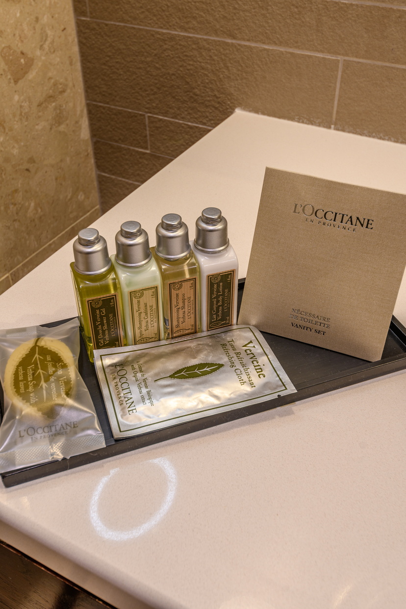 L'Occitane Toilettenartikel, die in den Badezimmern zur Verfügung gestellt werden, 5-Sterne-Hotel in Paris 1