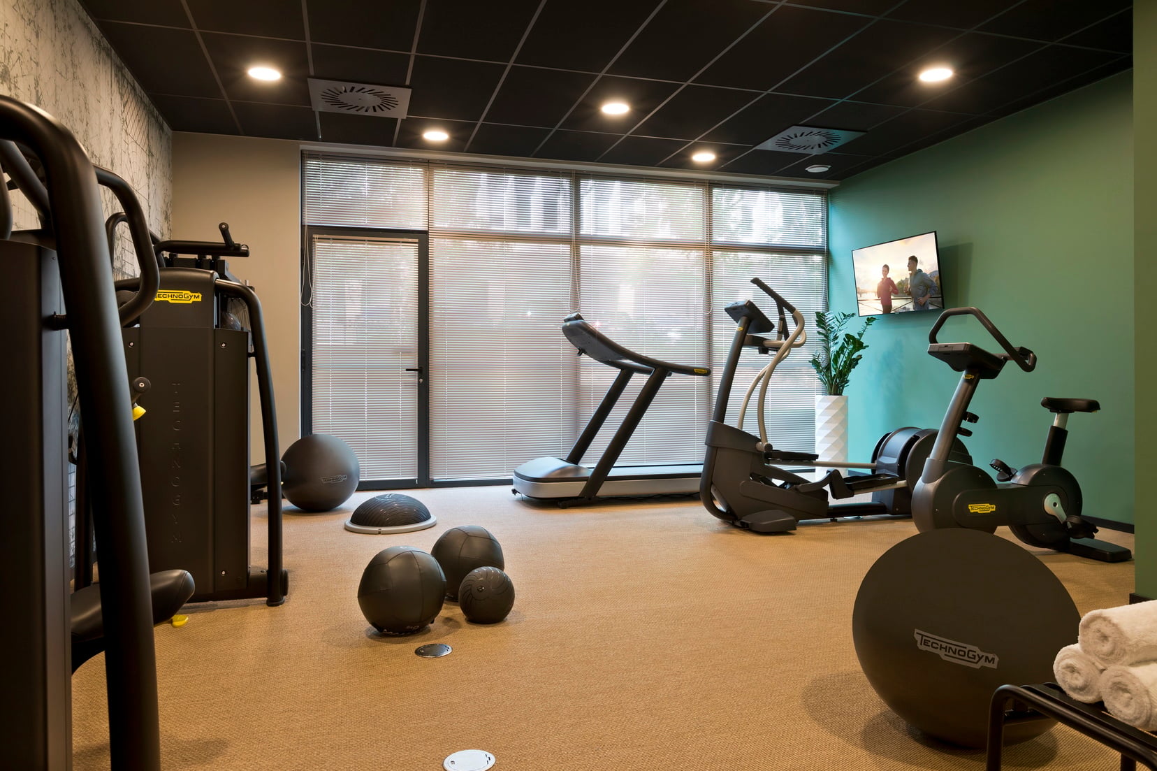 Fitnesscenter mit Laufband, Gym Ball und Crosstrainer, Wohnen auf Zeit in Straßburg