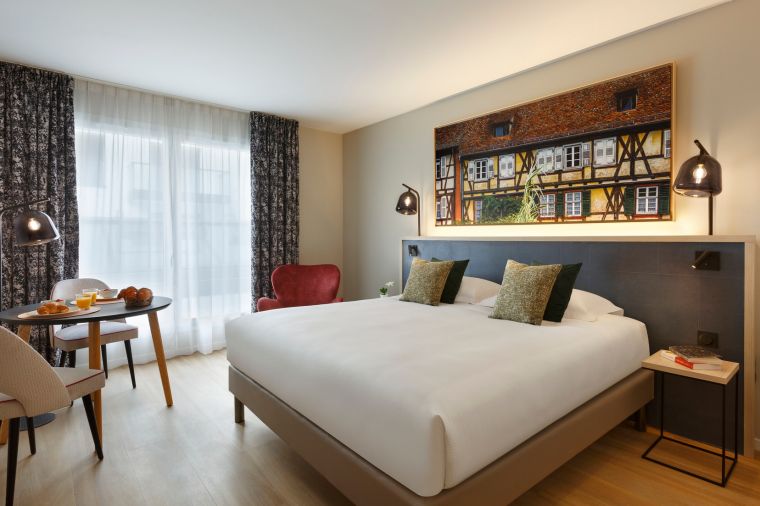 Studio mit Doppelbett und Ess-/Schreibtisch, Wohnen auf Zeit in Straßburg