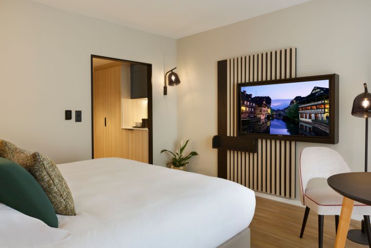 Studio mit Doppelbett und Schreibtisch, Wohnen auf Zeit in Straßburg