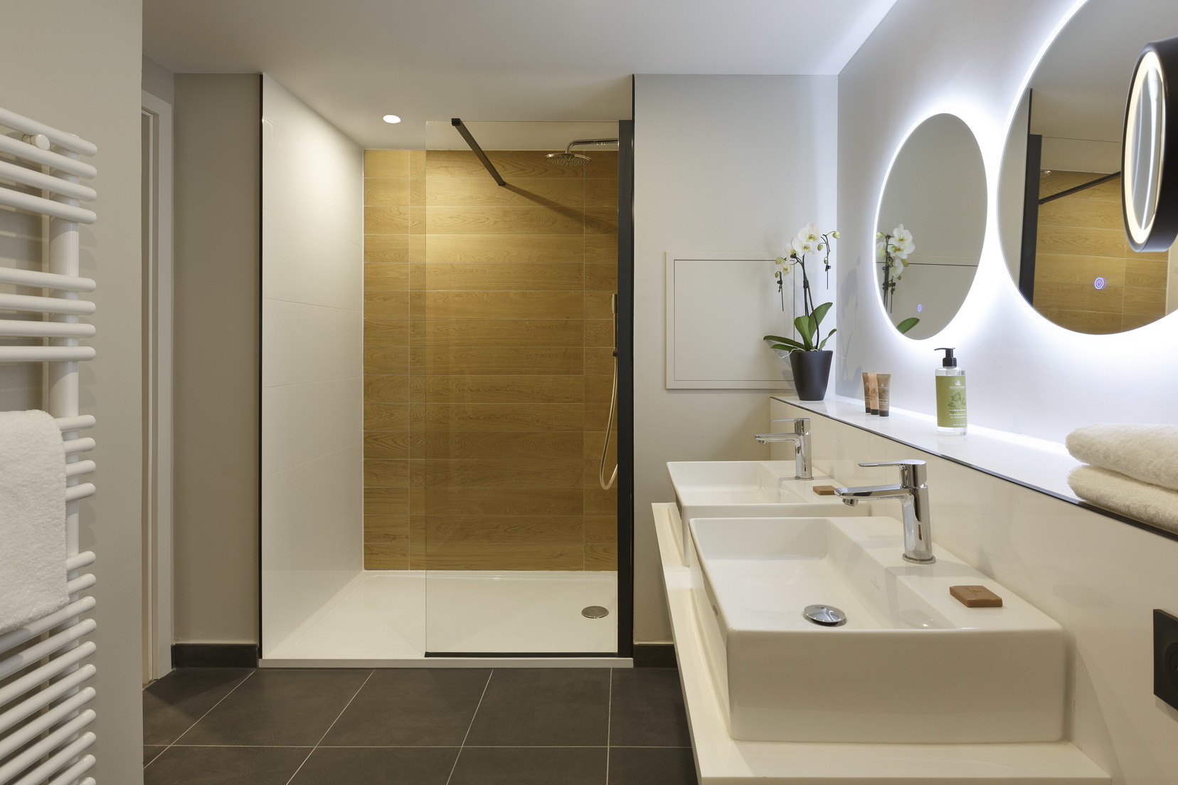 Badezimmer eines 2-Zimmer-Apartment mit Dusche, Toilettenartikeln und Handtüchern, Wohnen auf Zeit in Straßburg