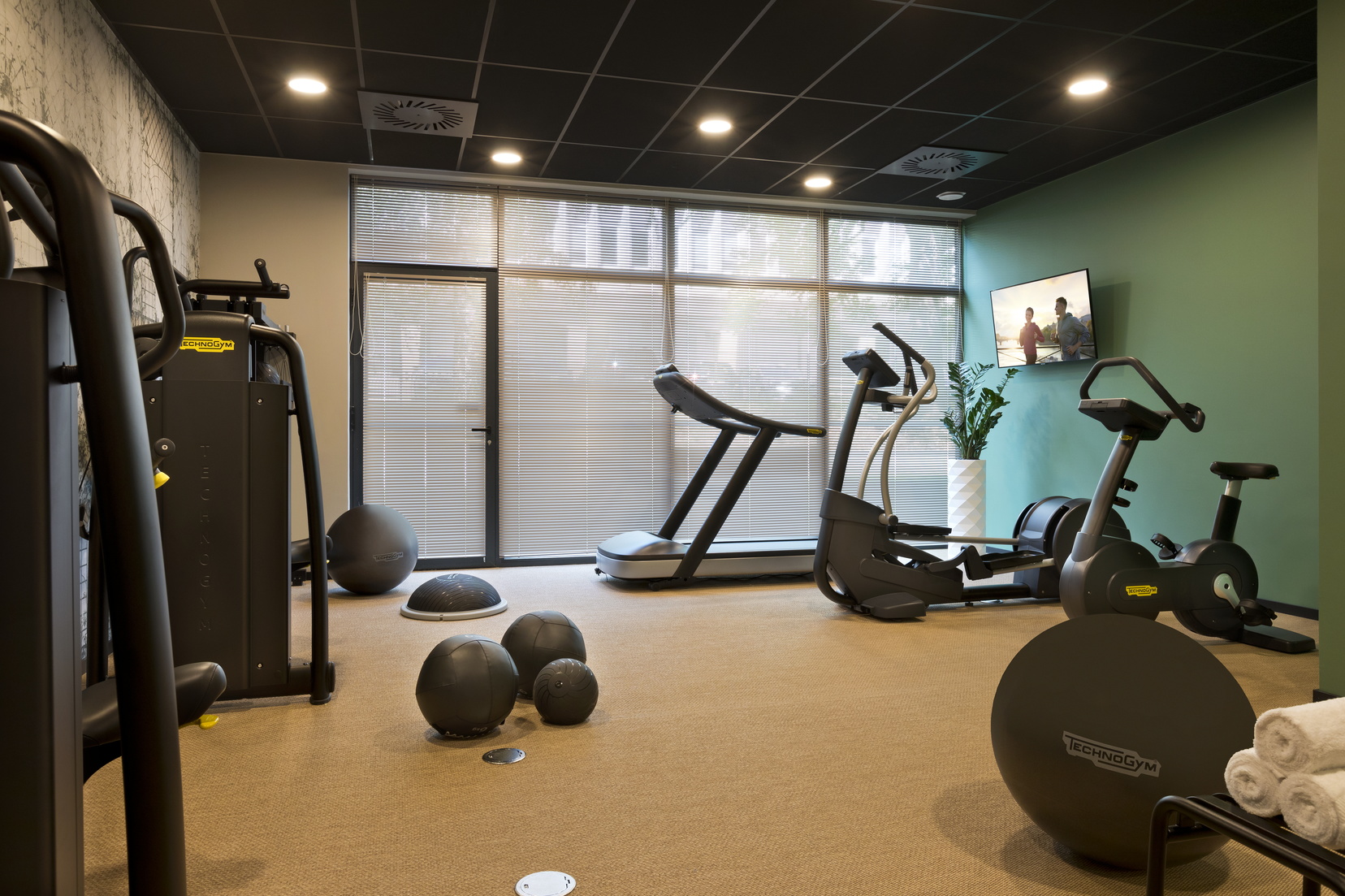 Fitnesscenter mit Laufband, Gym Ball und Crosstrainer, Wohnen auf Zeit in Straßburg